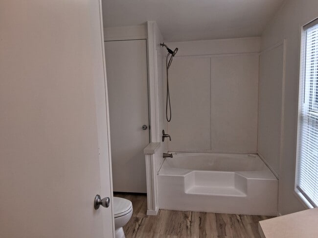 Building Photo - Peaceful Country Home