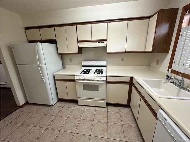 Building Photo - 6 Cedar Ln