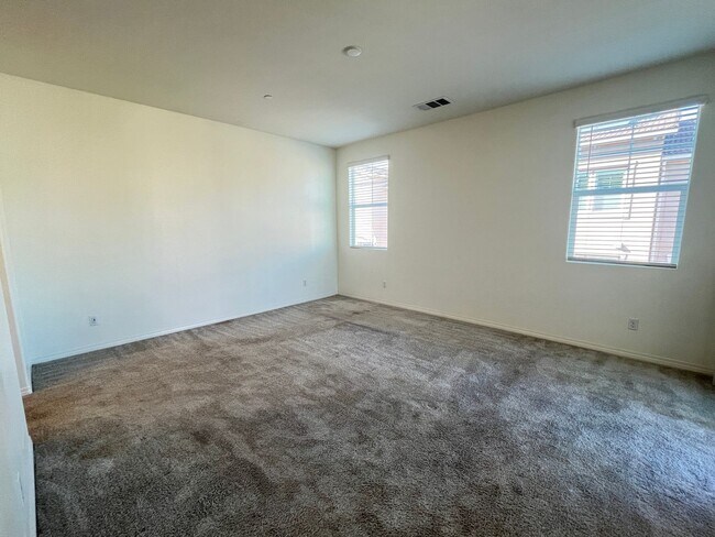 Building Photo - Spacious 3 bedroom, 3-bathroom condo for rent