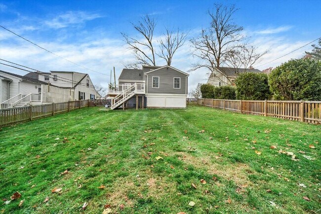 Building Photo - 10523 Howard Ave