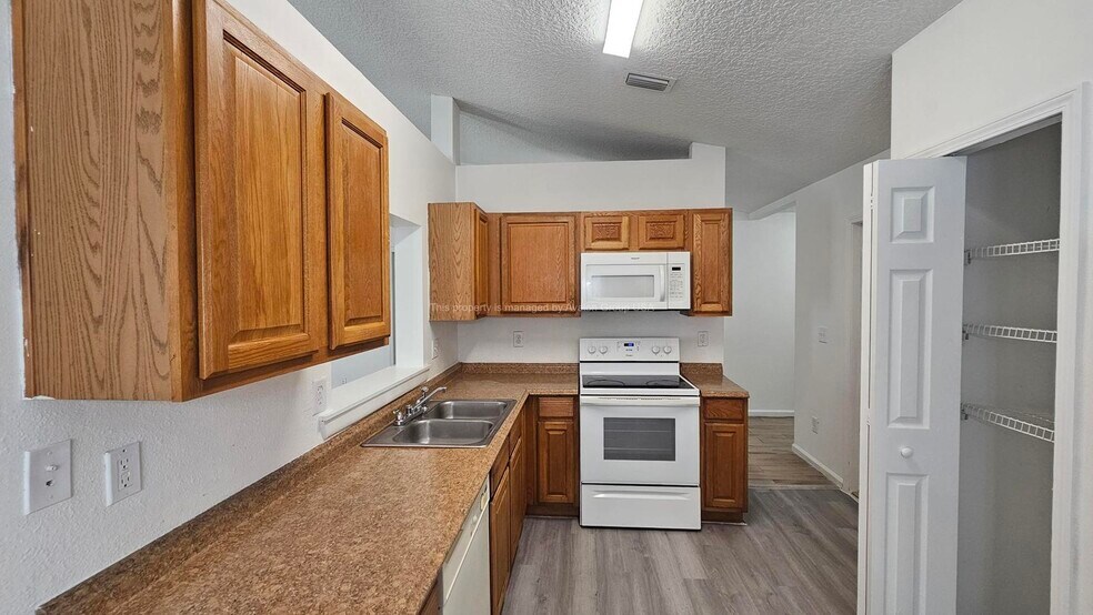 Building Photo - 9453 Thorn Glen Rd