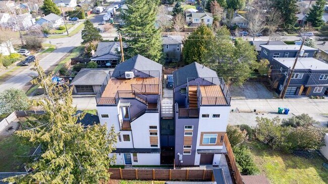 Building Photo - Newly Built Air-Conditioned Luxury Townhome in Highly Desired Admiral