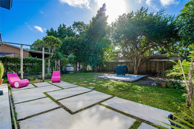 Building Photo - 3130 SW 25th St