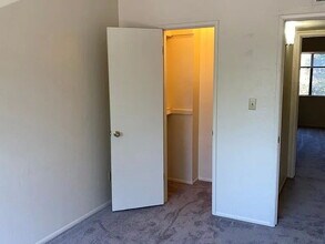 Building Photo - 2 Bed / 1.5 Bath Townhome | Fireplace | Private Yard | Walk-In Closets