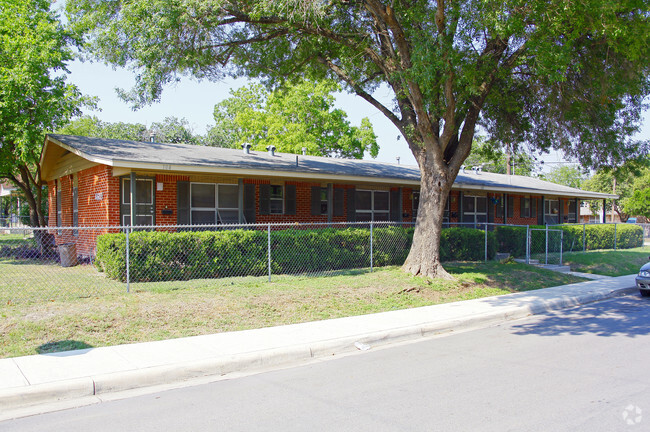 Primary Photo - Linda Lou Apartments