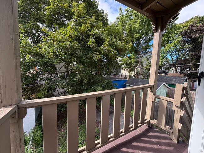 Building Photo - 4 Bedroom Park Ave House - 2 Full Baths, D...