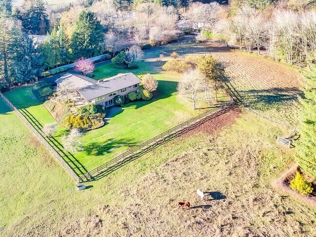 Building Photo - Expansive 5-Bedroom Lake Oswego Property N...