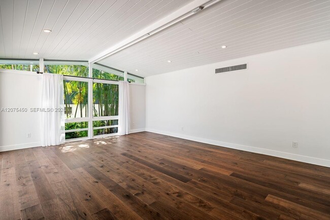 Building Photo - 669 S Mashta Dr
