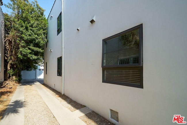 Building Photo - 614 N Genesee Ave