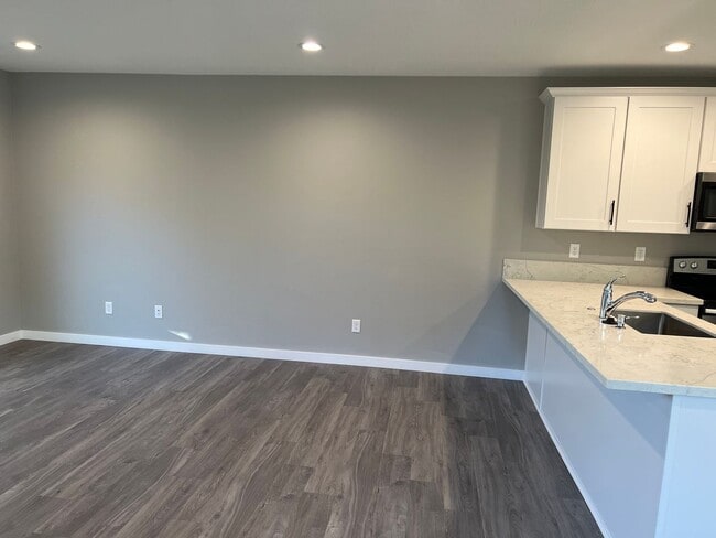 Building Photo - Newer 3 bedroom 2.5 bathroom duplex in Thu...