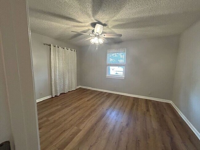 Building Photo - Townhome - 2 Bedroom 1.5 bath