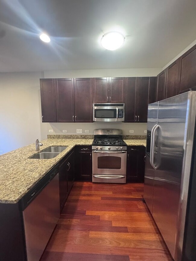Building Photo - Modern 3BD/3BA Townhome Near North side wi...