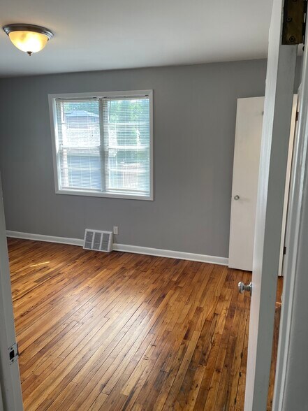 Master bedroom - 5014 Cass St
