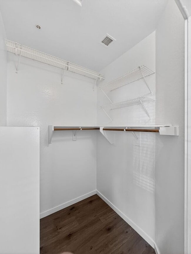 Building Photo - 4Bedroom/2.5Bath Townhome Ready for You!!