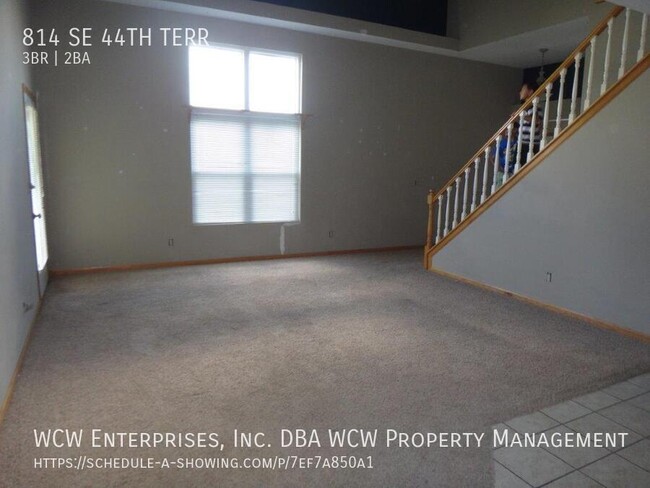 Building Photo - 3BR, 2BTH, 2 car gar, duplex with open lay...