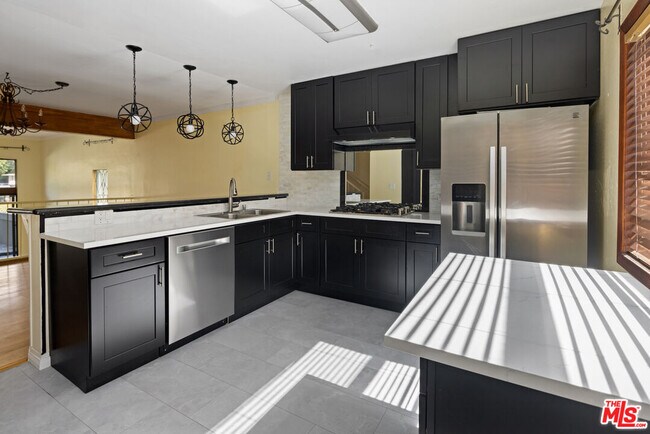 Building Photo - 13360 Maxella Ave