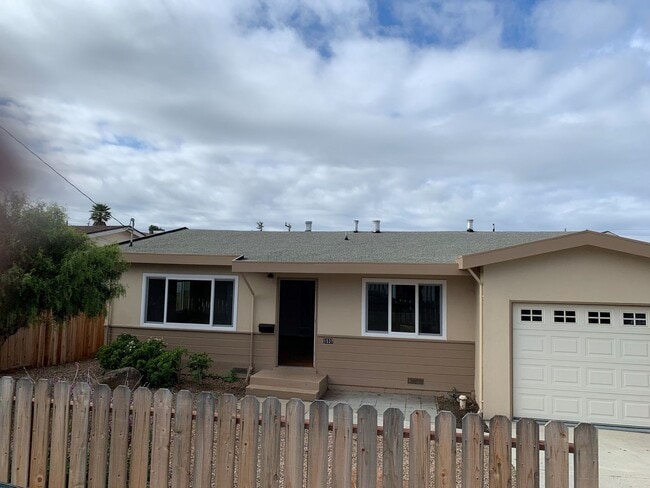 Building Photo - Great 3 Bedroom 1 and 1/2 Bath House in Se...