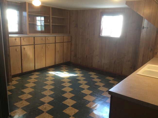 Building Photo - 4 BEDROOM 2 BATHROOM SINGLE FAMILY HOME