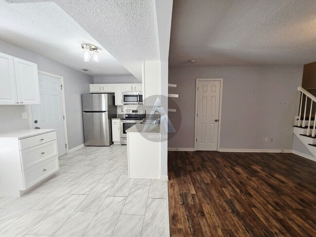 Building Photo - 17 Middlebrook Dr
