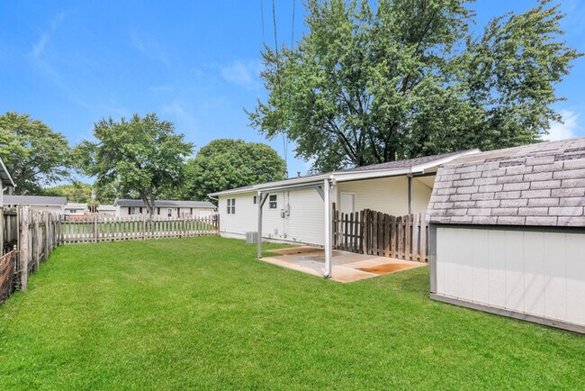 Building Photo - 1080 N Park Ln