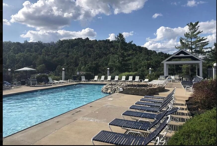 Building Photo - 120 Creekwood Dr