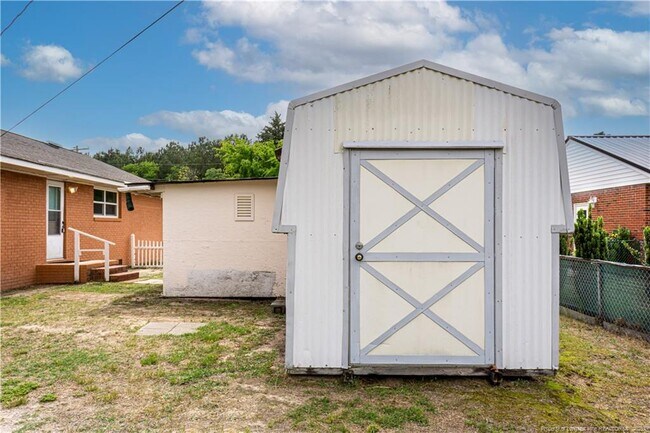 Building Photo - 2701 Daly Ave