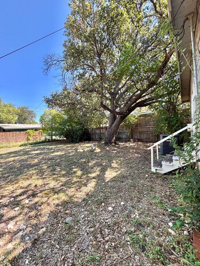 Building Photo - NOW AVAILABLE - 3 Bedroom home!