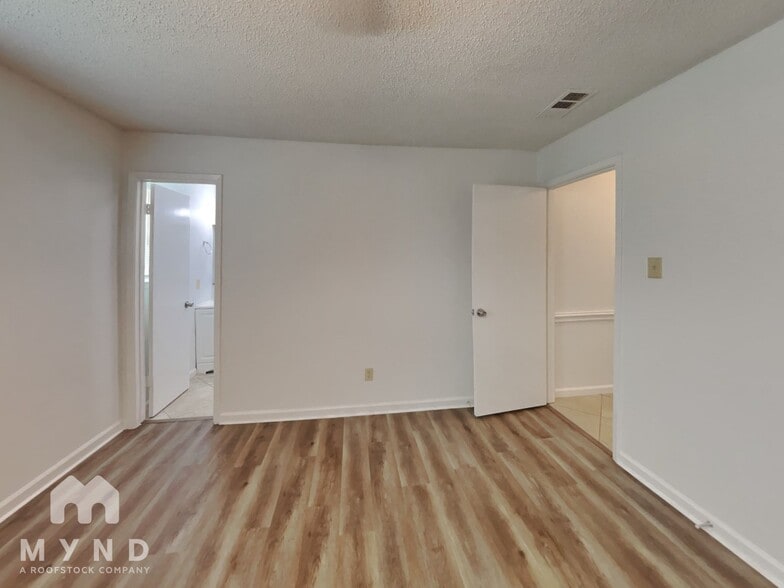 Building Photo - 709 Croydon Dr