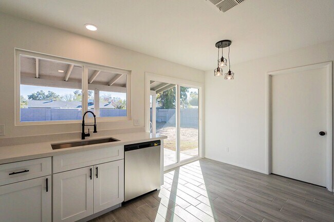 Building Photo - Lovely Chandler Home near everything!