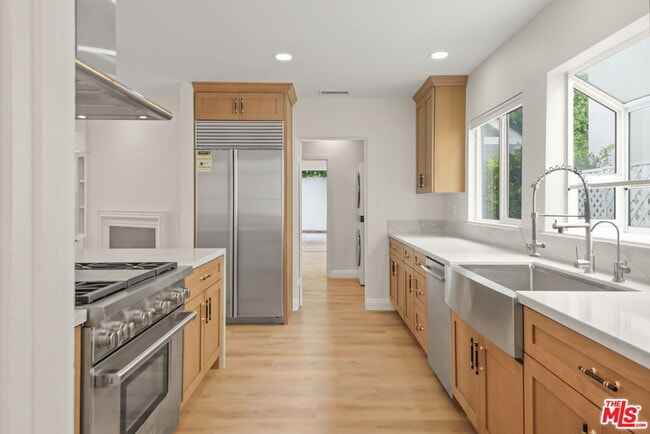 Building Photo - 500 Warner Ave