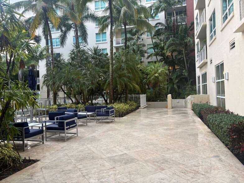 Building Photo - 2000 N Bayshore Dr