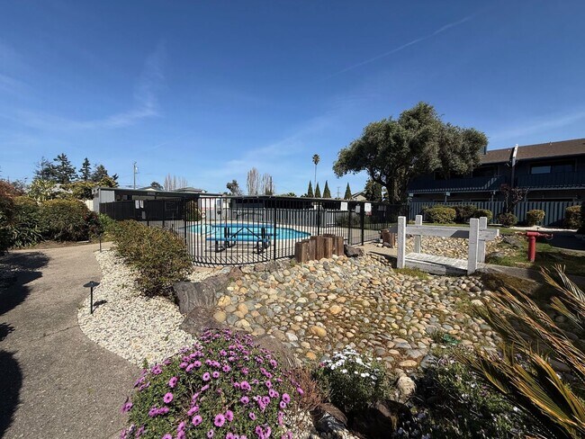 Building Photo - 2343 Fairway Dr