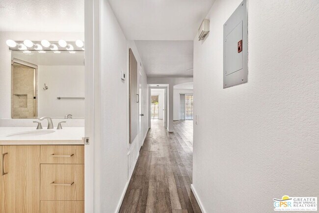 Building Photo - 505 S Farrell Dr