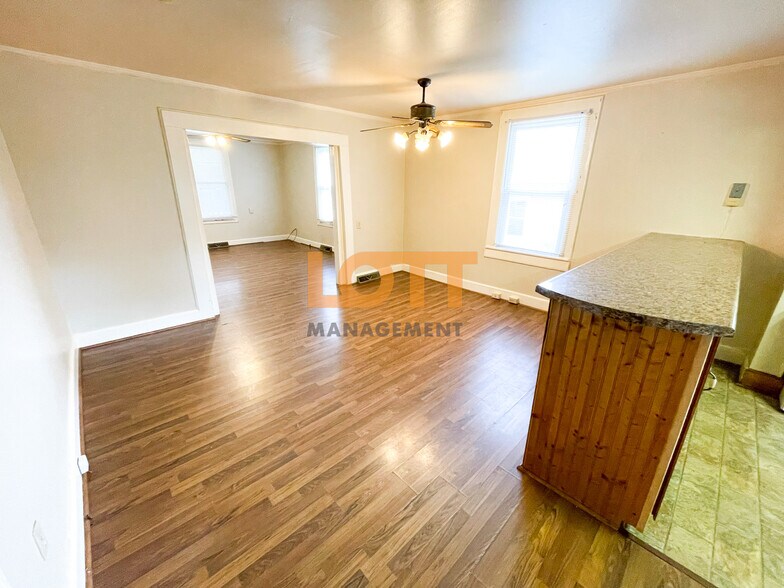 Building Photo - 294 Werts St