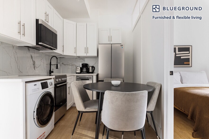 Building Photo - 161 W 54th St
