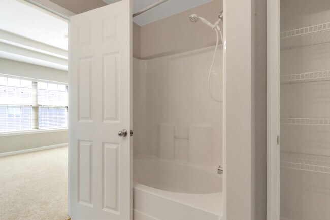 Building Photo - 3 Bed, 2. 5 Bath Like New Townhome in Richmond Hill