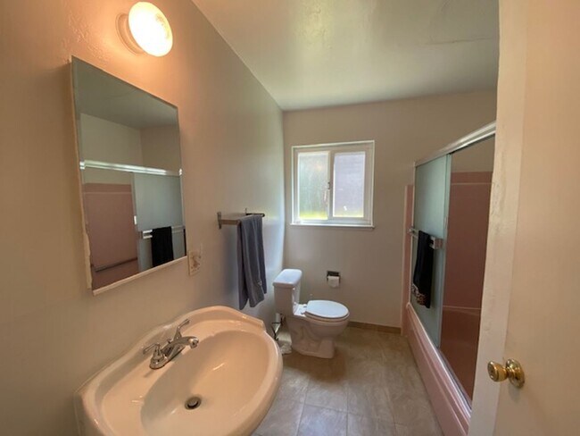 Building Photo - 3158 Moorpark Ave