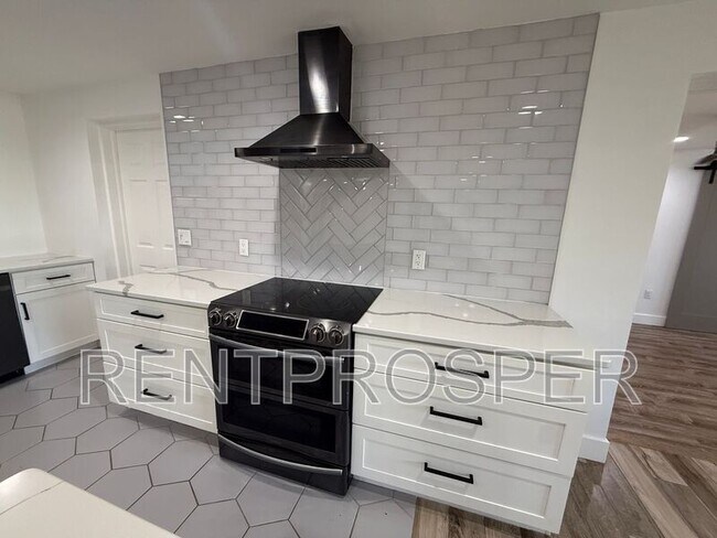 Building Photo - 1130 W Lake Brantley Rd