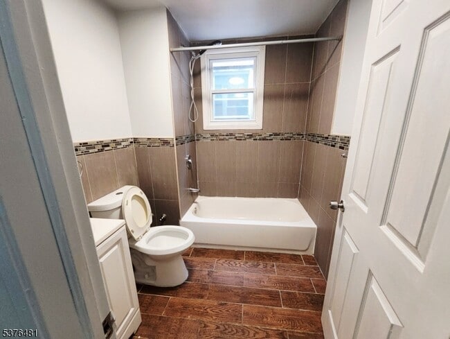 Building Photo - 116 Smith St