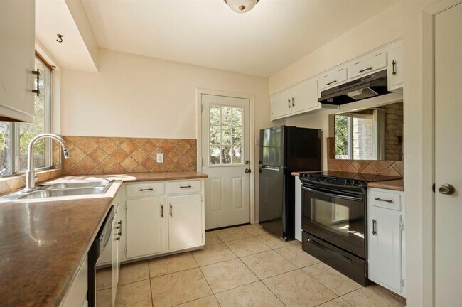 Building Photo - 9404 Shady Oaks Dr