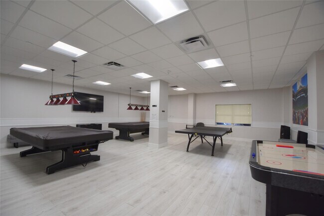 Building Photo - 405 N Ocean Blvd
