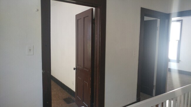 Building Photo - 2-Story House, 4Bed/2Bath washer/dryer hoo...