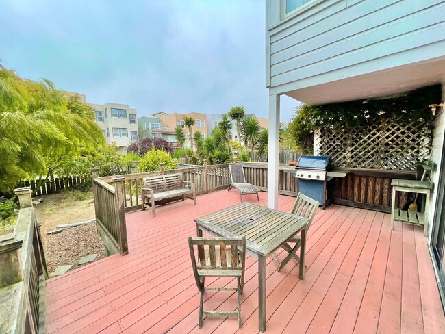 Building Photo - Charming Garden Apartment w/Deck, Prime Inner Richmond Location PROGRESSIVE