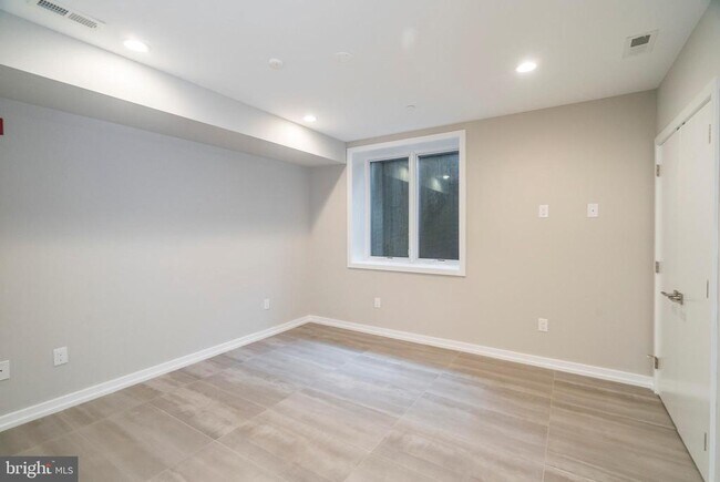 Building Photo - 1438 Clymer St