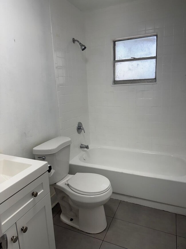 Building Photo - 5/2. Available Now Tampa ! Ask about specials