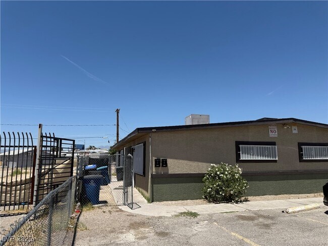 Building Photo - 2519 N McCarran St