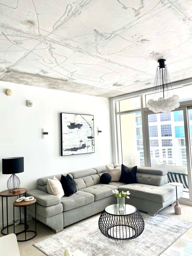 Building Photo - 3256 NE 1st Ave