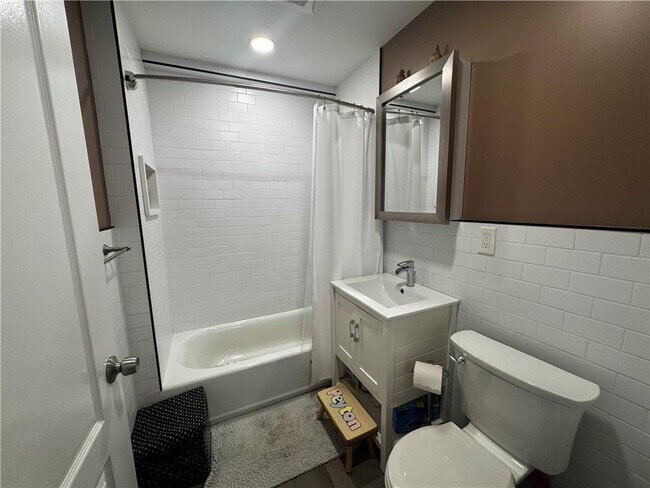 Building Photo - 1764 E 19th St