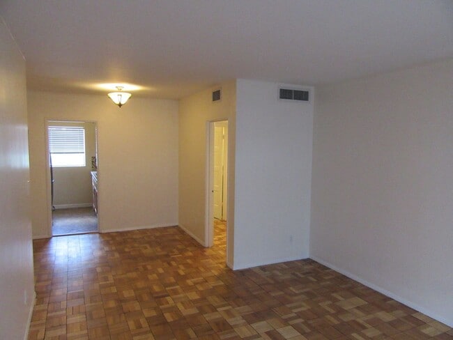 Building Photo - 807 Cherry St