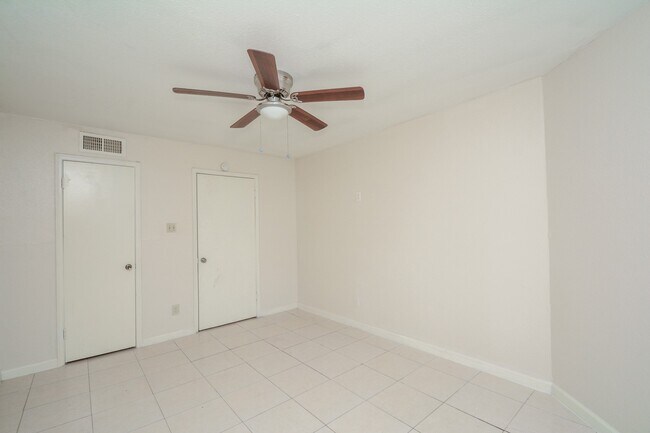 Building Photo - 9700 Leawood Blvd